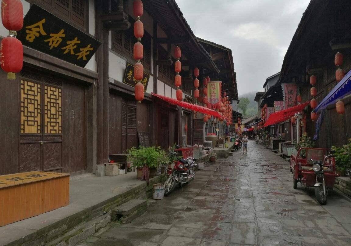 逃离昏暗下的小村